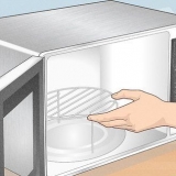 Utilizar um micro-ondas com função grill