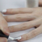 Crie um efeito mármore em suas unhas com água