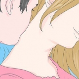 Beijando uma garota no pescoço