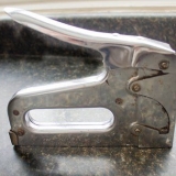 Recarregando uma pistola de grampos