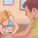 Fazendo uma brincadeira inofensiva com seu irmão