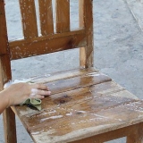 Pintando uma velha cadeira de madeira
