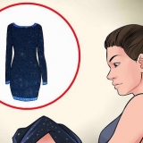 Usando um vestido de paetês