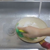 Limpando uma panela com um revestimento antiaderente