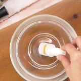 Abra um pote de cola para unhas