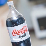 Fazendo um foguete com coca diet e mentos