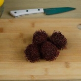 Comer um rambutan