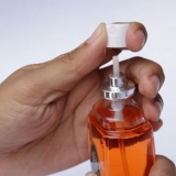Encha uma garrafa de viagem com perfume