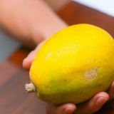 Compre um mamão maduro