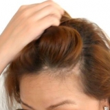 Partindo o cabelo