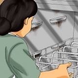Limpando uma máquina de lavar louça mofada