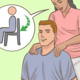 Dando uma massagem no ombro