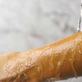 Fazendo uma esfoliação com azeite e açúcar