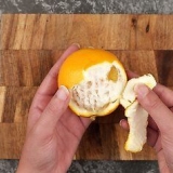Comer uma laranja
