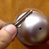 Quebre uma fechadura com ferramentas domésticas