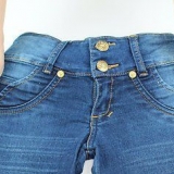 Esticando um par de jeans