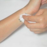 Esconder uma tatuagem com maquiagem