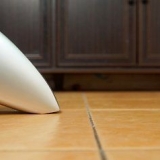 Limpando um piso de cerâmica