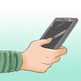 Fazendo um telefonema com um menino