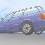 Verificando um carro usado antes de comprá-lo