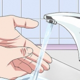 Realize um exame de urina com uma tira de teste