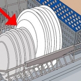 Carregando uma máquina de lavar louça