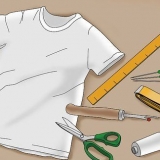 Cortando um decote em v em uma camiseta