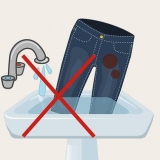 Como tirar mancha de jeans