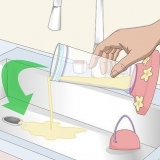 Limpando um alimentador de beija-flor