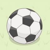 Atirar uma bola de futebol
