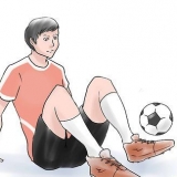 Chutando uma bola de futebol