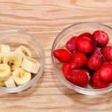 Fazendo um smoothie de iogurte de frutas