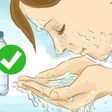 Tirando um fio de cílios do seu olho