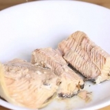 Fazendo um hambúrguer de salmão