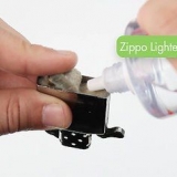 Abra e acenda um isqueiro zippo
