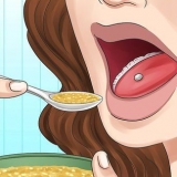 Comer com piercing na língua
