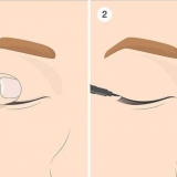 Aplicando delineador nas pálpebras salientes: dicas fáceis de maquiagem