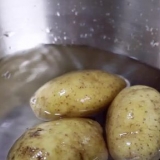 Fazendo batatas fritas em uma fritadeira