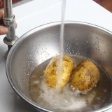 Armazenar batatas descascadas