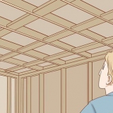 Montagem de placas de gesso no teto