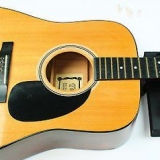 Trocando as cordas da guitarra