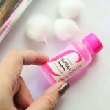 Remova o esmalte com glitter