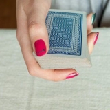 Fazendo truques de mágica com cartas