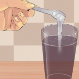Faça gargarejos com uma solução salina