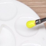 Misturando tinta dourada