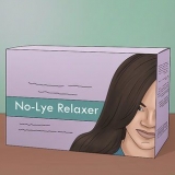 Usando relaxante de cabelo