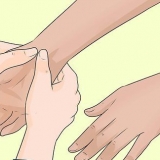 Massageando as mãos