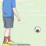 Chute forte com uma bola de futebol