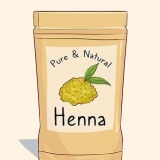 Misture henna para o seu cabelo