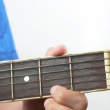Tocando o acorde bm em uma guitarra